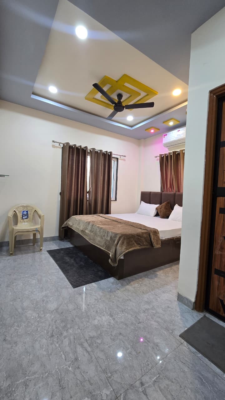 Deluxe AC Suite with Designer Lighting